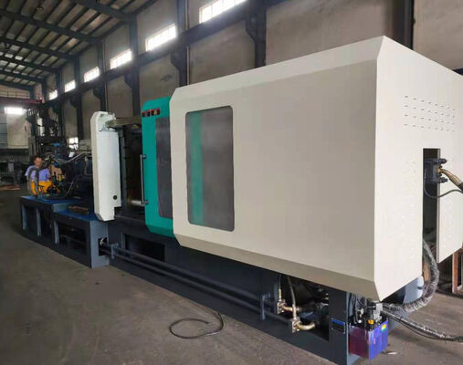 Macchina per stampaggio a iniezione idraulica con corsa di chiusura stampo 450 mm, altezza stampo minima da 100 a 300 mm e potenza termica 17,25 kW per la produzione di pezzi in plastica